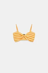 Top corto confeccionado en tejido de punto, con diseño a rayas en tonos amarillo y blanco, escote en pico con detalle de nudo y tirantes finos.