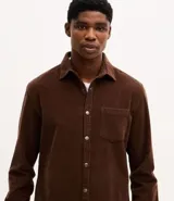 Camisa de hombre confeccionada en tejido de pana (cotelé) de algodón, con cuello solapa, cierre frontal abotonado, mangas largas con puños y un bolsillo aplicado en el pecho.