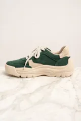 Zapatillas deportivas de gamuza verde con detalles en cuero color crema, cordones blancos y suela chunky color crema.