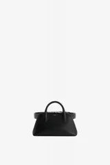 Riñonera Duffle de cuero vacuno negro con diseño inspirado en bolsos de viaje, cierre superior con cremallera doble y asa superior. Cuenta con una correa de cinturón ajustable.