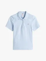 Chomba celeste de piqué de algodón orgánico elástico, corte slim, cuello de chomba y cartera de cuatro botones.