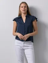 Camisa azul marino de satén, marca Alex & Lili. Cuello con solapa y escote en V. Apertura central con botones y sisas con volados.