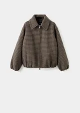 Chaqueta bomber de mezcla de lana con diseño de pata de gallo en tonos marrones y verdes, cuello camisero, manga larga con puños elásticos y bajo elástico. Cuenta con forro interior y cierre delantero con cremallera.