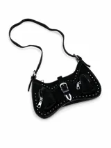 Cartera bandolera negra de ante con tachas metálicas plateadas, dos bolsillos frontales con cierre, tira con hebilla decorativa y correa ajustable.