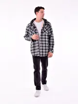 Campera tipo camisa de franela a cuadros rojos y negros con capucha gris de algodón y forro interior de piel sintética color crema.