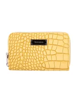 Monedero Terrano amarillo con textura símil cocodrilo, cierre con cremallera y placa metálica con el logo de la marca.