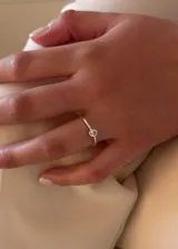 Anillo de plata 925 con diseño minimalista de banda fina y un engaste central con una zirconia blanca en forma ovalada.