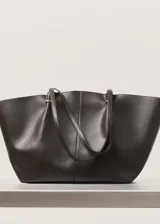 Bolso tipo shopper de efecto piel en color marrón oscuro, con diseño estructurado, doble asa de hombro y cierre de botón magnético.