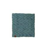 Cuello de punto trenzado color celeste, con interior forrado en polar. Cuenta con una pequeña etiqueta de cuero sintético con el logo de la marca en la parte inferior.
