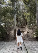 Vestido corto de fibrana color crudo, corte oversize y bolsillos laterales.