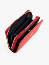 Billetera pequeña de poliuretano color rojo con acabado granulado. Presenta un compartimento principal con cierre de cremallera y una sección con cierre a presión para tarjetas y billetes. Cuenta con una insignia metálica con el monograma TH en el frente.