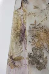 Vestido corto con estampado floral en tonos beige, verde y marrón, con cuello halter y lazo.