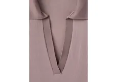 Body de manga larga color malva, con cuello tipo polo y escote en V pronunciado.