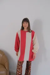 Buzo de viscosa con diseño a rayas verticales rojas y beige, mangas largas abullonadas con puños elastizados.