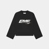 Camiseta negra de manga larga con corte "boxy fit" y estampado frontal blanco con el texto "EME" en grande y un texto más pequeño debajo.