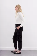 Pantalon tipo babucha confeccionado en terciopelo, con cintura elástica, puños ajustados en la botamanga, bolsillos frontales tipo plaqué con remaches metálicos y bolsillos cargo laterales.