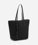 Bolso de playa tejido en paja de papel color negro, con asas de cuero sintético y cierre a presión. Incluye borla decorativa colgante.