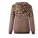 Buzo tipo canguro de polar, con diseño combinado en animal print de leopardo en la parte superior y color gris claro en la parte inferior. Cuenta con capucha, cordones ajustables y cierre frontal.