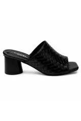 Zueco Daniel Cassi color negro de símil cuero con diseño trenzado (efecto woven), punta cuadrada y taco cilíndrico ancho.