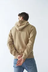 Buzo canguro de felpa azul marino y gris con capucha ajustable, bolsillo tipo canguro, mangas largas y logo en relieve.