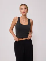Musculosa de corte ajustado en tejido rib, color negro con efecto lavado. Presenta escote redondo y pequeño parche con logo en el ruedo.