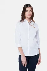Camisa de manga larga entallada de color blanco con cuello camisero y cierre frontal de botones.