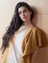 Vestido midi con estampado a rayas verticales en tonos verde oliva, gris y blanco. Tiene cuello redondo y mangas cortas amplias tipo volado.