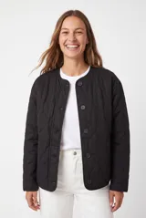 Campera acolchada color negro con diseño de pespuntes ondulados, cuello redondo y cierre frontal de botones.