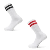 Pack de dos pares de medias deportivas de caña media, color blanco con detalle de doble franja horizontal en la parte superior, una en color negro y otra en color rojo.