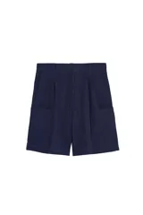 Bermuda cargo relaxed fit color azul marino, de tiro medio con pliegues frontales y presillas para cinturón. Cuenta con bolsillos laterales tipo cargo en las perneras y cierre frontal con cremallera y gancho metálico oculto.
