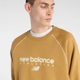 Buzo New Balance de cuello redondo, confeccionado en tejido polar cepillado. Presenta mangas raglán con ribetes blancos en contraste y estampado frontal con el logo de la marca y la inscripción Athletics. Cuenta con puños y dobladillo acanalados.