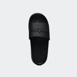 Ojotas negras con el logo de Umbro en la tira.