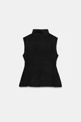 Top de punto color verde militar, con cuello subido y manga sisa. Presenta apliques dorados en los laterales y un bajo asimétrico.