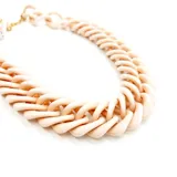 Collar corto de cadena gruesa color beige con eslabones planos y cierre de mosquetón dorado con cadena de alargue.