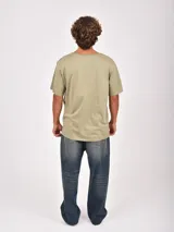 Remera blanca de manga corta con cuello redondo y un bolsillo simple en el pecho.