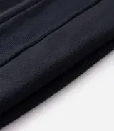 Buzo cerrado de fleece con capucha ajustable, manga larga con puños acanalados, bolsillo tipo canguro y cintura ajustada.