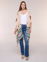 Kimono de gasa ligera con diseño estampado tribal en tonos beige, azul, rojo y amarillo, de silueta amplia y mangas cortas holgadas.