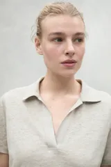 Camiseta blanca de lino con cuello polo y mangas cortas.