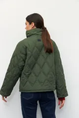 Campera corta color marrón con diseño capitoneado de rombos, cuello alto y bolsillos frontales grandes.