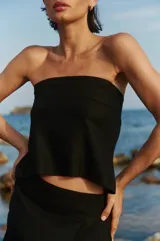 Top strapless negro confeccionado en lino y rayón, con elástico y lazo para atar en la espalda.
