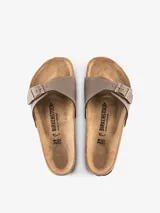 Sandalias Birkenstock modelo Madrid, color taupe, con una tira ancha ajustable con hebilla metálica.