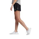 Short de running Adidas negro con cintura elástica, logo estampado y detalles reflectantes.