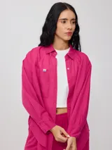 Camisa de manga larga con cuello clásico y cierre frontal de botones, confeccionada en una mezcla de algodón y lino.