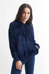 Buzo hoodie azul marino de tela sherpa con puños y cintura acanalados.