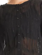 Blusa negra de gasa translúcida con diseño de líneas verticales texturizadas y sutiles aplicaciones de lentejuelas. Presenta cuello a la base, cierre frontal con botones, mangas largas estilo balloon con puños abotonados y ruedo elastizado.