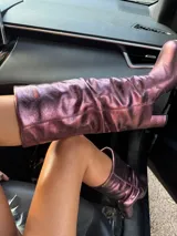 Bucaneras confeccionadas en cuero color rosa metalizado, con botamanga en la caña.