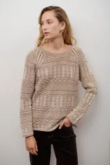 Buzo de tejido de punto en color azul con diseño geométrico texturizado, cuello redondo y mangas largas.