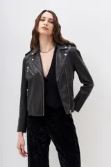 Campera de cuero ovino estilo motoquera, con solapas, charreteras en los hombros y cierres metálicos plateados en el frente, bolsillos y puños. Cuenta con forro interior de poliéster.