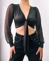 Top negro de microfibra con escote en V, mangas largas de tul y nudo frontal.