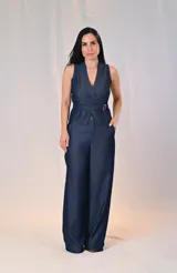 Conjunto azul denim compuesto por chaleco cruzado con cinturón y pantalón palazzo de tiro alto.